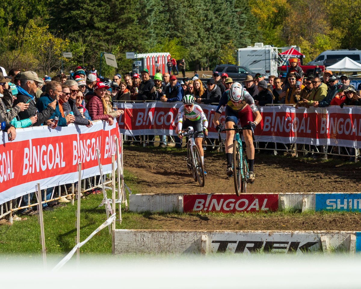 Bit of a shame that we only got to see the leaders of the womens race this sunday. There was a pretty good battle for 4th between Backstedt, Bakker and Rochette who was hopping the barriers