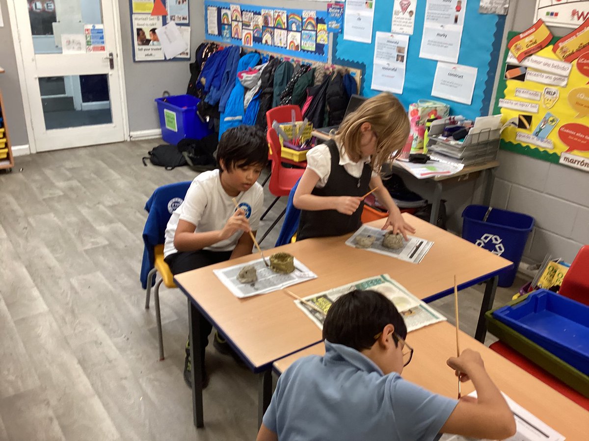 chadvaleprimary's tweet photo. #4vale #CVarts Year 4 have made the most amazing canonic jars from clay. Today we painted them. Impressive works of art! https://t.co/TTYBh0z7J9