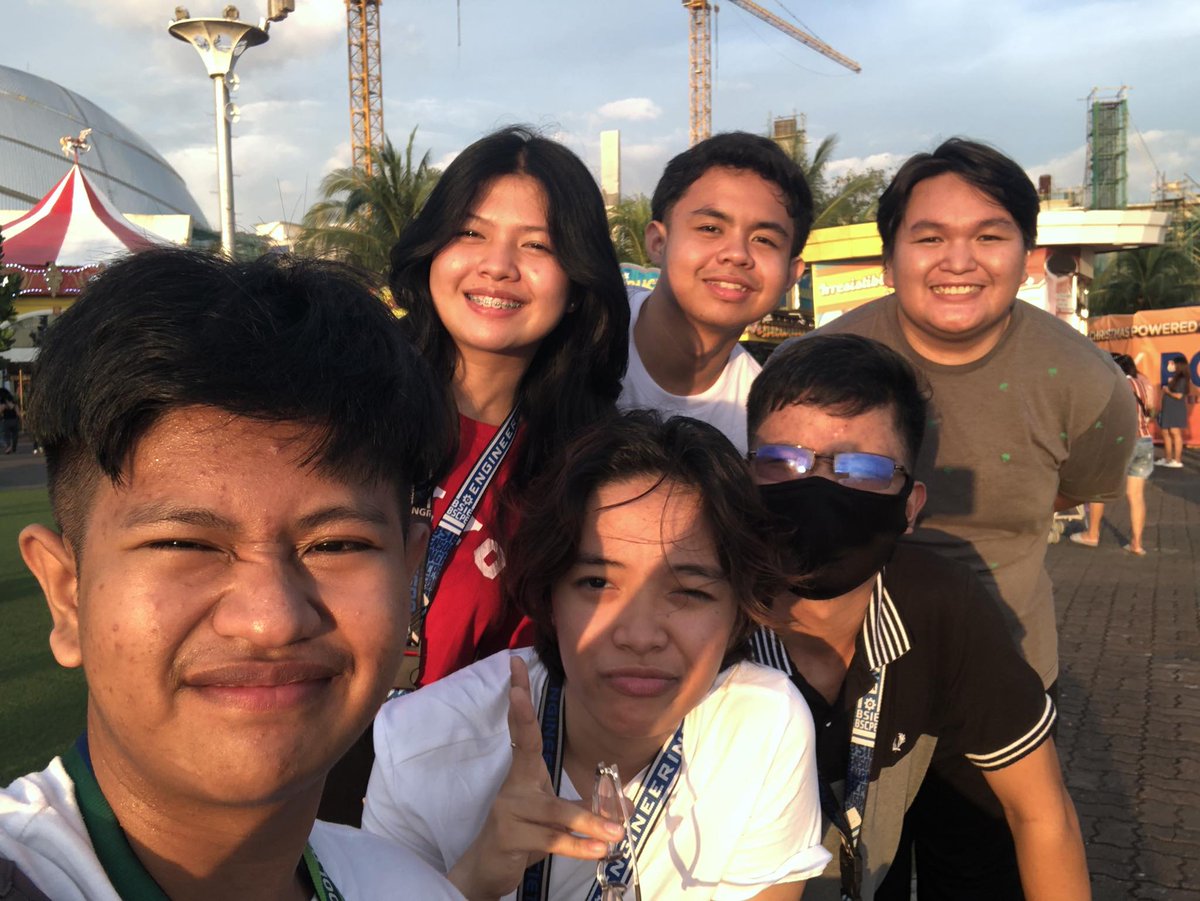 BuggyPanda16's tweet photo. Ang sabi niyo lang guys Robgal or Festi tyo pero bakit sa MOA na tayo napadpad 🤣🤣 https://t.co/JoREjJgqbq