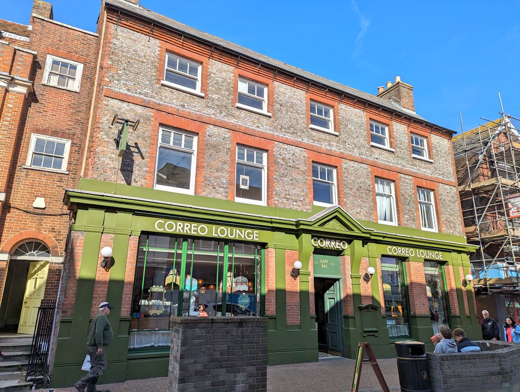 Then we headed to the only @theLOUNGERS on the #IsleofWight (for now) for a well-earned lunch! Correo Lounge opened last year in what had been a Prezzo, but was historically #Newport's post office. As usual, impressive lighting and arresting artwork abounds! #networknortheast