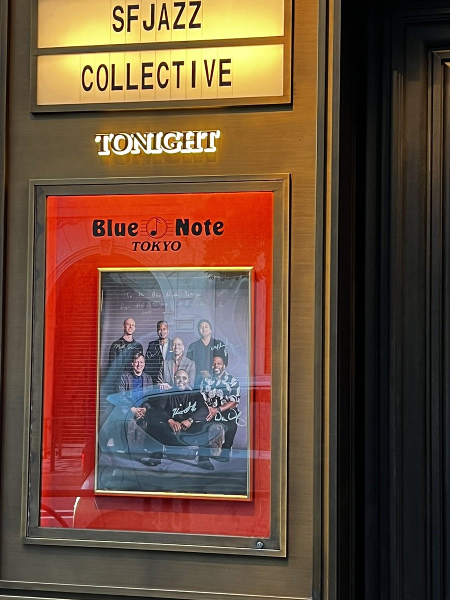 Suzuck's tweet photo. SFJAZZ Collective @ Blue Note Tokyo (1st, 2nd)
とんでもなく完成度のジャズ〜
クリポタさまの指揮下の元に、一矢乱れぬダイナミックな演奏に打ちのめされました…クリス・ポッター、アメージング！！
合言葉は「Directions」♪

#ChrisPotter
#KendrickScott
#WarrenWolf
#EdwardSimon
#MattBrewer https://t.co/ZyOZ90Zal0