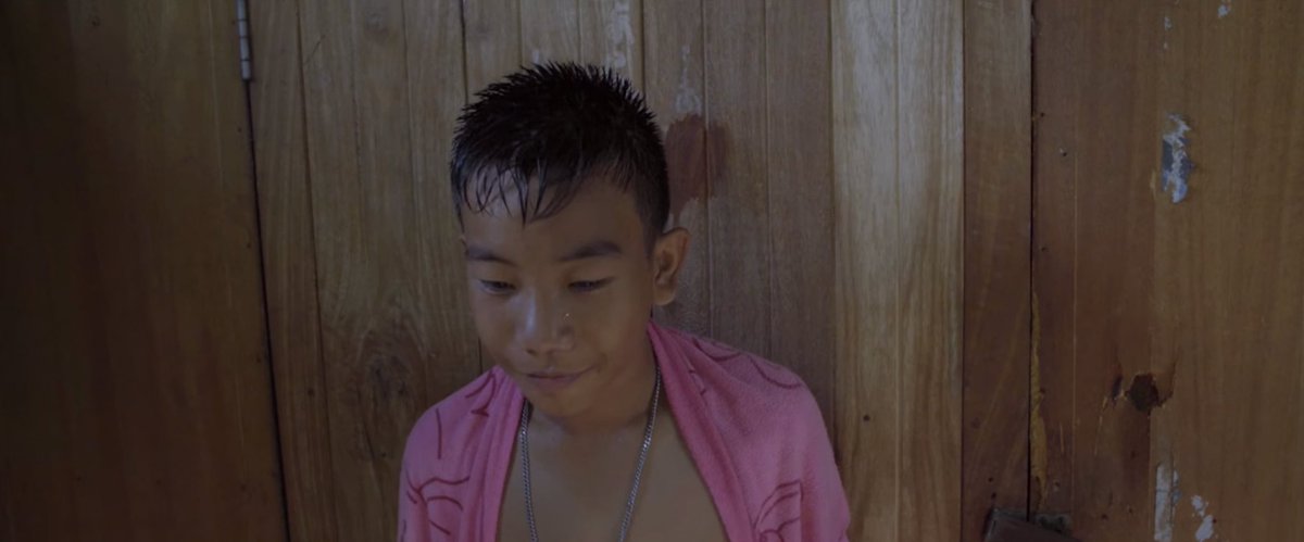 tamroyfilm's tweet photo. ความยาวนานของจักรวาลไทบ้านดูได้จากบักมืด ภาคแรกยังขโมยยางลบเพื่อนกินอยู่เลย ล่าสุดใน #สัปเหร่อ นั่งตั้งวงชนแก้วกับบักเซียงกับจาลอดแล้ว5555555 https://t.co/4sweopBUed