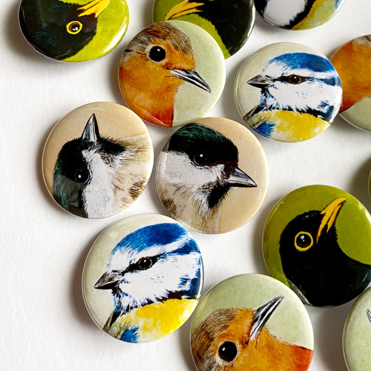 LisaMarieArt's tweet image. Thank you for the kind words! I'm mostly known for my cats, but my more realistic birds seem popular too!

⭐️⭐️⭐️⭐️⭐️ "My friend loved these as her birthday gift, quick delivery and good quality, would recommend!!" - Lucy

etsy.me/48ZPDUv

#buttonbadge #birds #gardenbirds