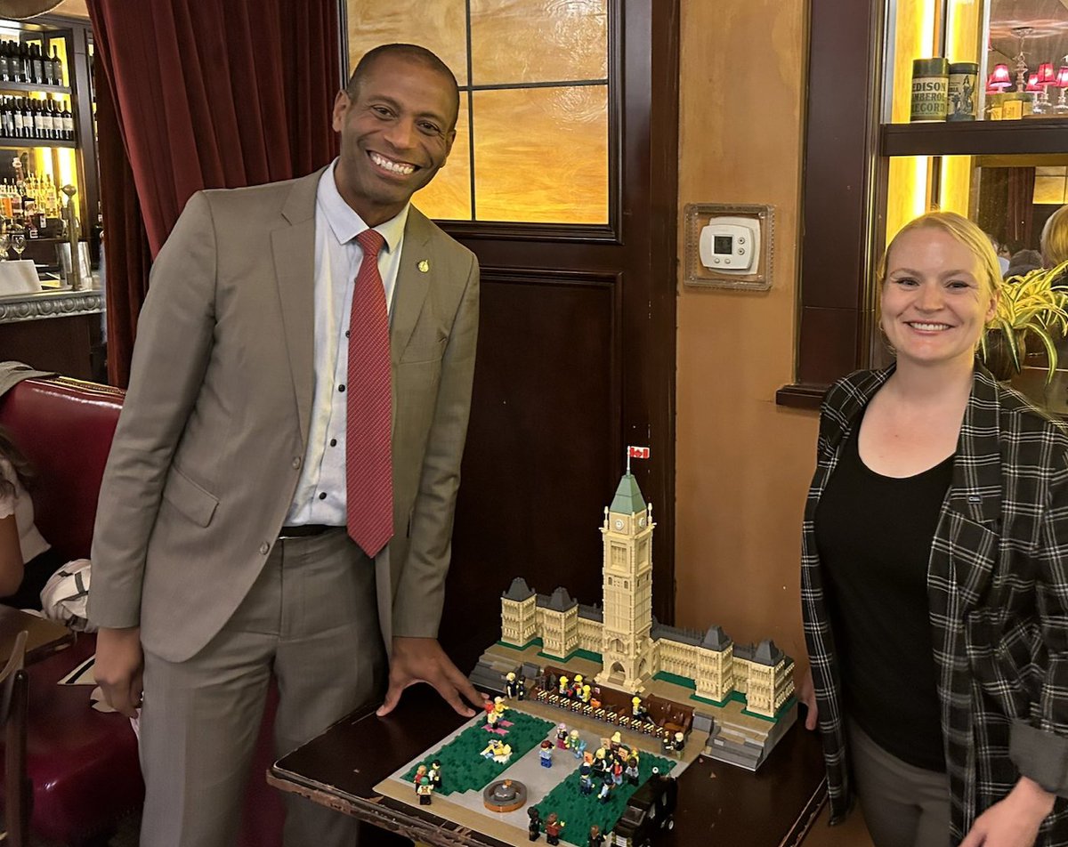 Noted at POLITICO Trivia Night at the Met: <a href="/HoCSpeaker/">Speaker of the HoC</a> + Parliament in LEGO by <a href="/kate_dalgleish/">Kate Dalgleish</a> politi.co/3rRuYS1 

Details in Ottawa Playbook via <a href="/TaylorVaisey/">Nick Taylor-Vaisey</a> + <a href="/ziannlum/">Zi-Ann Lum</a> + <a href="/Kyle_Duggan/">Kyle Duggan</a> #cdnpoli
