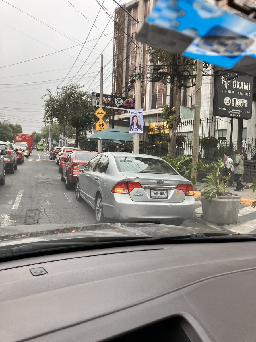 ivancastroc's tweet photo. Calzada de los Leones es un caos en la mañana. Convertido en estacionamiento público, pese a las señales de no estacionarse. @AlcaldiaAO @lialimon @LasAguilasCDMX https://t.co/Cdo5R7S5Dw