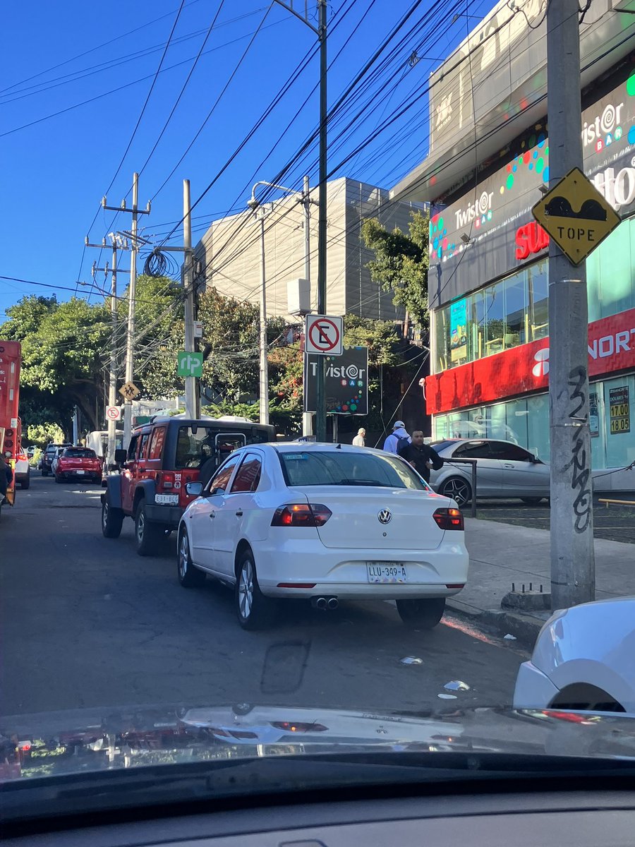 ivancastroc's tweet photo. Calzada de los Leones es un caos en la mañana. Convertido en estacionamiento público, pese a las señales de no estacionarse. @AlcaldiaAO @lialimon @LasAguilasCDMX https://t.co/Cdo5R7S5Dw