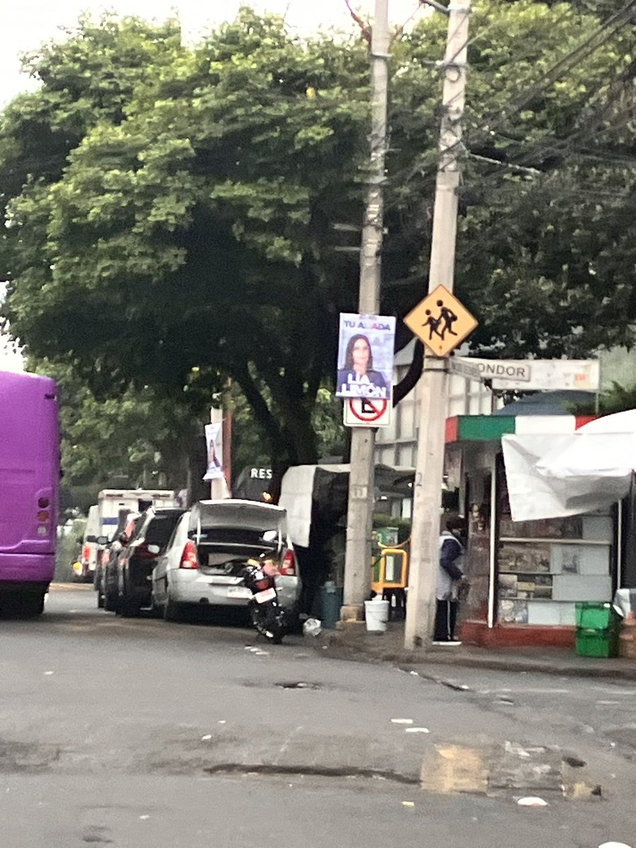ivancastroc's tweet photo. Calzada de los Leones es un caos en la mañana. Convertido en estacionamiento público, pese a las señales de no estacionarse. @AlcaldiaAO @lialimon @LasAguilasCDMX https://t.co/Cdo5R7S5Dw