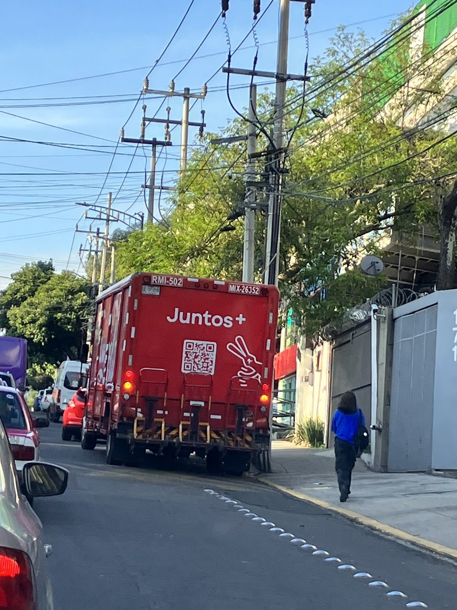 ivancastroc's tweet photo. Calzada de los Leones es un caos en la mañana. Convertido en estacionamiento público, pese a las señales de no estacionarse. @AlcaldiaAO @lialimon @LasAguilasCDMX https://t.co/Cdo5R7S5Dw