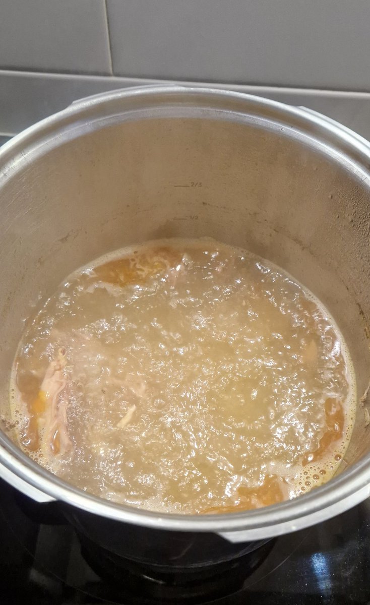srdeserrano's tweet photo. Se vienen tiempos de caldo de gallina...Haced caldo copón!!! #caldito #consome #ave #gallina #chupchup https://t.co/D0vLDqTa4d