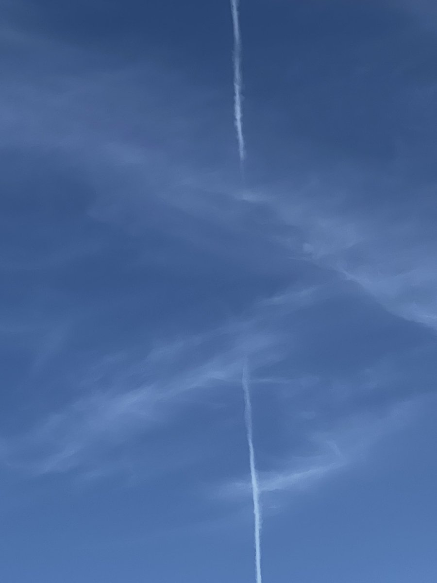 tecnicalculo's tweet photo. @oppenheiter @Cuibono19618338 Dos preguntas: ¿cómo puede durar este vapor de agua más de 20 minutos y porque unos aviones lo hacen y otros no? https://t.co/oUhqer0RxJ