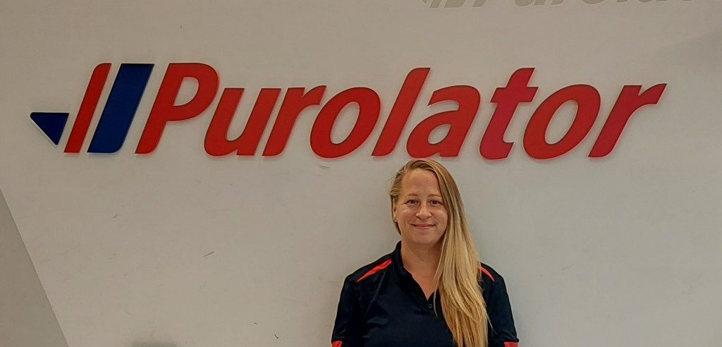 While on her route, Purolator courier Shari Gray noticed a person in need of medical attention. Using her first aid training, Shari applied pressure to the person’s wound until medics arrived, which helped save their life. Thank you, Shari, for your courage! #EverydayHero