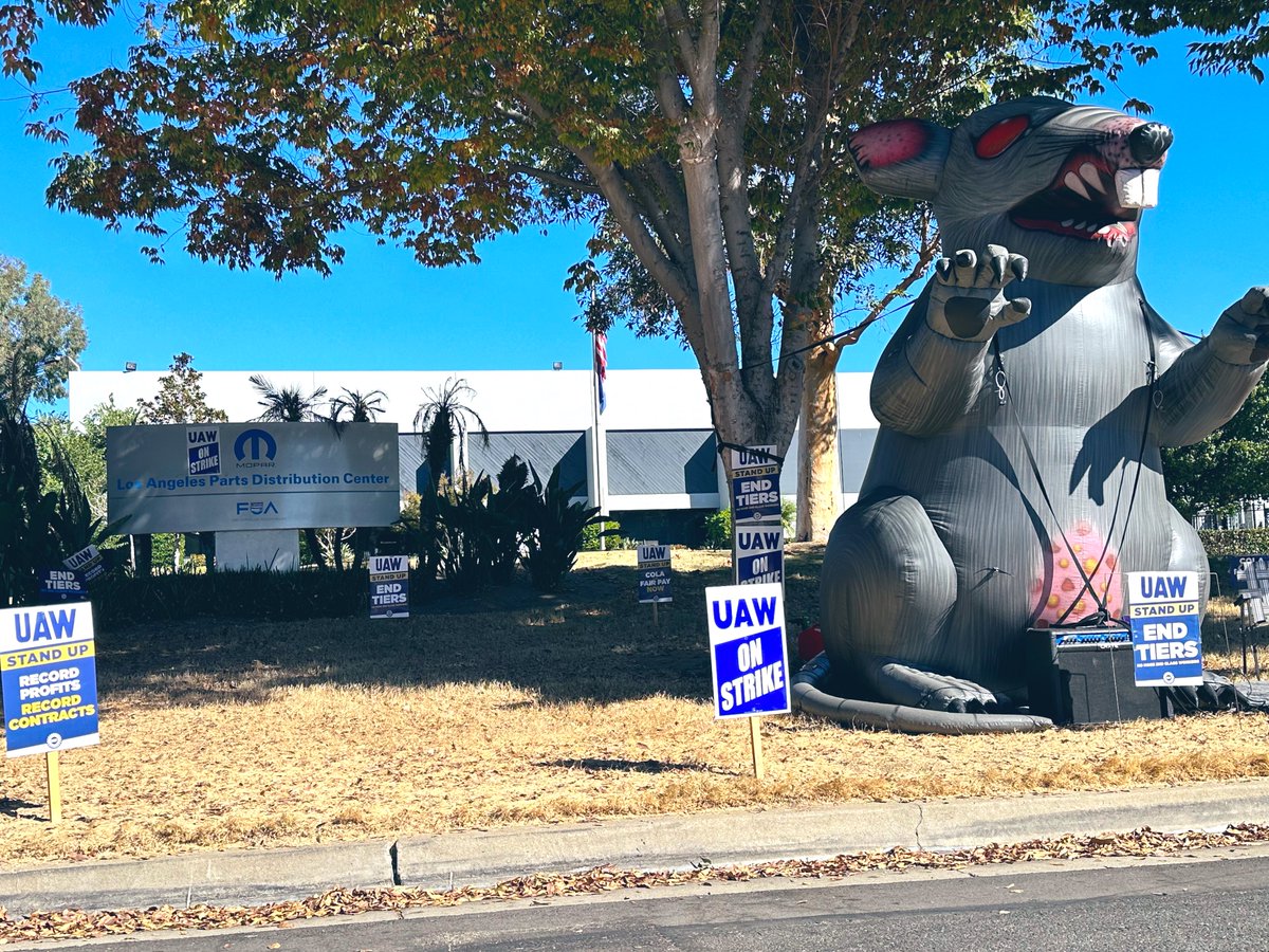 UawLocaL230's tweet photo. SCABBY arrived at @UAWLocal230 #StrikeLine this past weekend, to counter the SCABS & the ANTI-Union Tactics of Huff Masters Union Busting firm that @Stellantis @OfficialMOPAR hired to break our #StandUpUAW Strike, Corp Salary SCABS are TRY’n to get our work done w/out OUR #Labor https://t.co/ABFtIErkDr