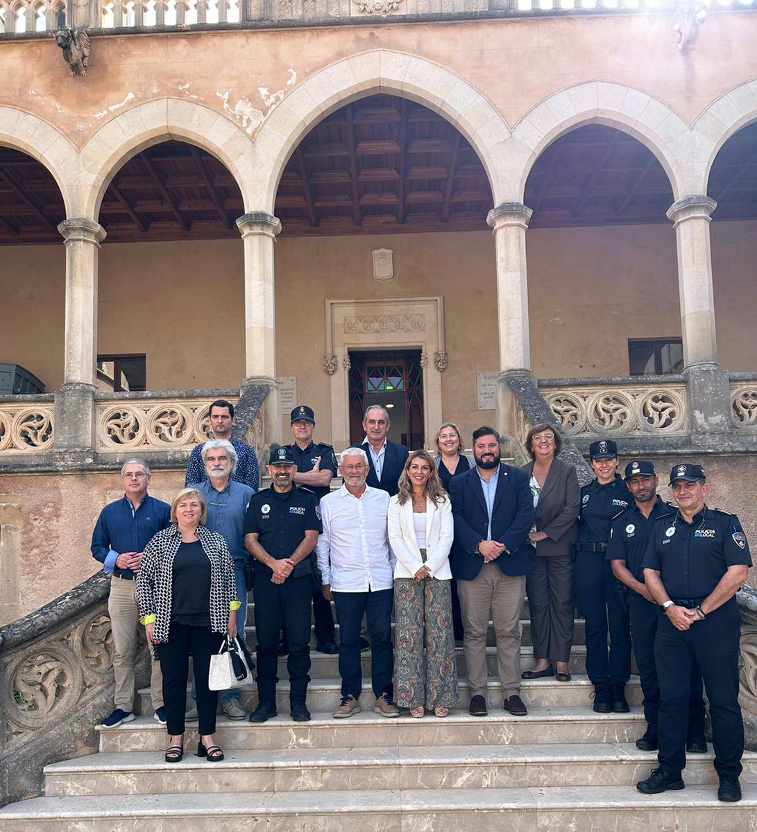 estefaniagg81's tweet photo. Andratx acoge el Consejo de Coordinación Metropolitana de policía local.

Retos y trabajo conjunto de los municipios de Calvia, Marratxi, Llucmajor, Palma y Andratx para garantizar y mejorar nuestra seguridad.

Seguimos💙
#LibresyValientes https://t.co/TNkBTpZVe2