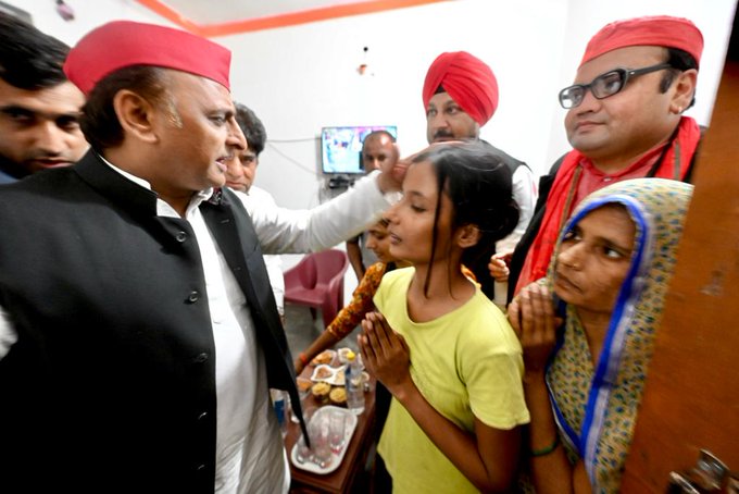 श्री अखिलेश यादव जी ने कानपुर के चकेरी में भाजपा संरक्षित भूमाफिया के उत्पीड़न से तंग आकर आत्महत्या करने वाले किसान स्वर्गीय बाबू सिंह यादव जी को श्रद्धांजलि अर्पित कर परिजनों से संवेदना प्रकट की।

#Kanpur #UttarPradesh