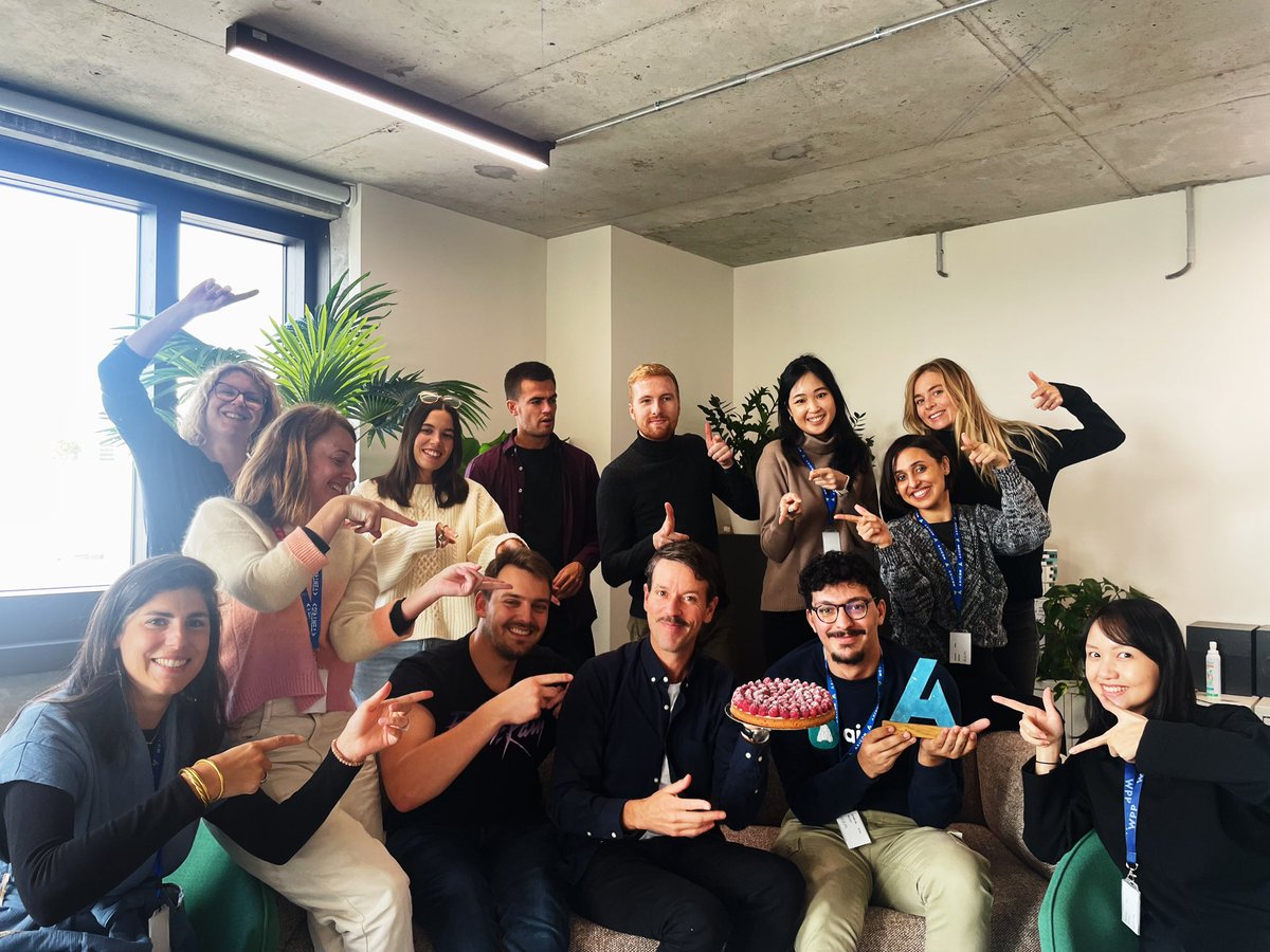 AxiComFR's tweet photo. On fête les 25 ans chez AxiCom de @gobillotf, directeur FR &amp; BNL 🥳 Un de ses 1ers souvenirs ? Les envois de CP par voie postale 🫣📬 Depuis, il s’en est passé des choses, et le moins qu’on puisse dire, c’est que François a toujours eu une longueur d’avance 🚀 Happy Axiversary! https://t.co/c9eIIkJJ0V