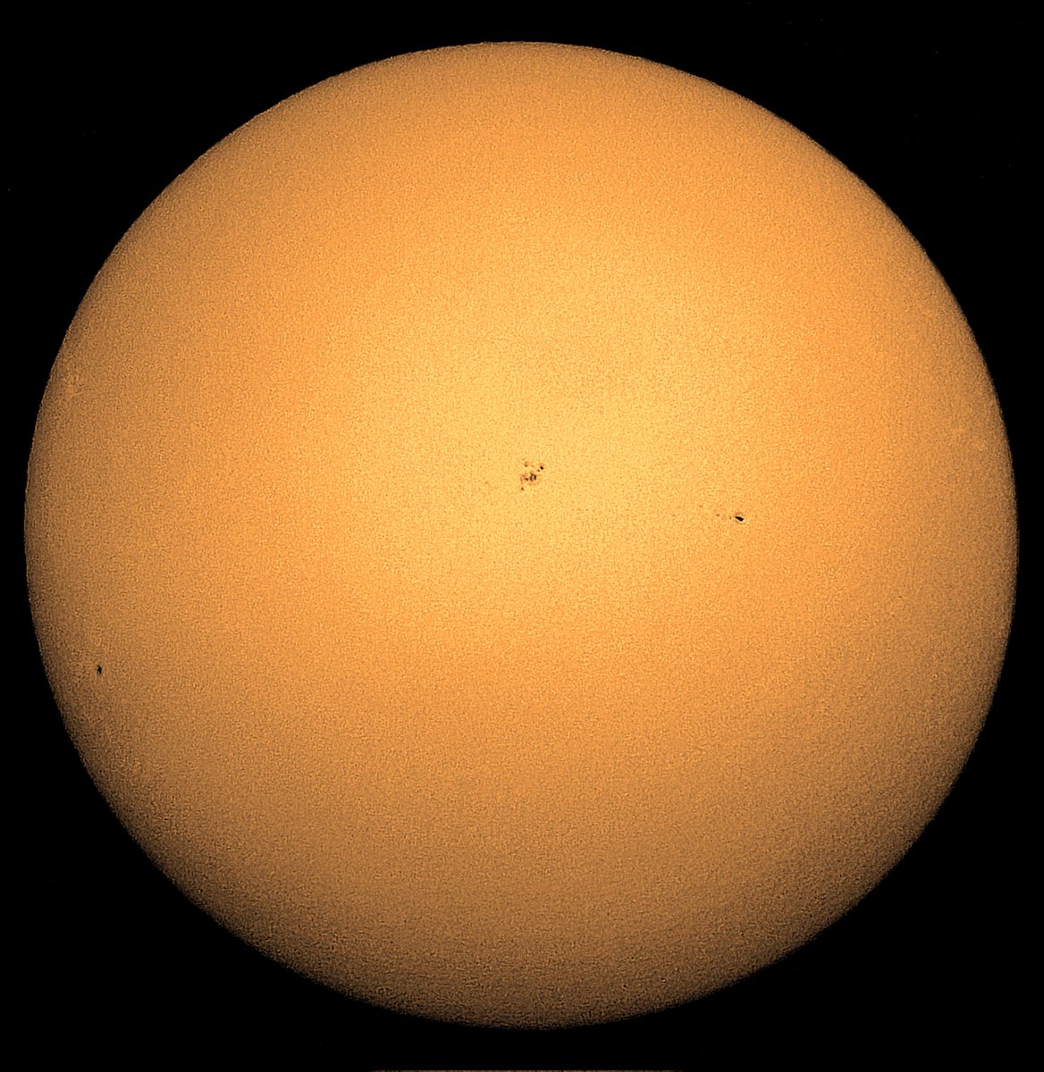 PeterLewis55's tweet image. With #StormBabet approaching, I&apos;ve just taken the chance to check up on #Solar #Sunspot activity. There&apos;s a few but the only reports are of off target flares so no aurora expected soon @StormHour @ThePhotoHour @MoonHourSocial #SunHour
