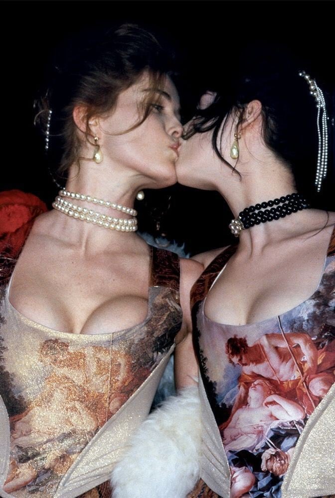 _HDD's tweet photo. Vivienne Westwood ‘portrait’ collection (1990) https://t.co/kiZru9WIc1