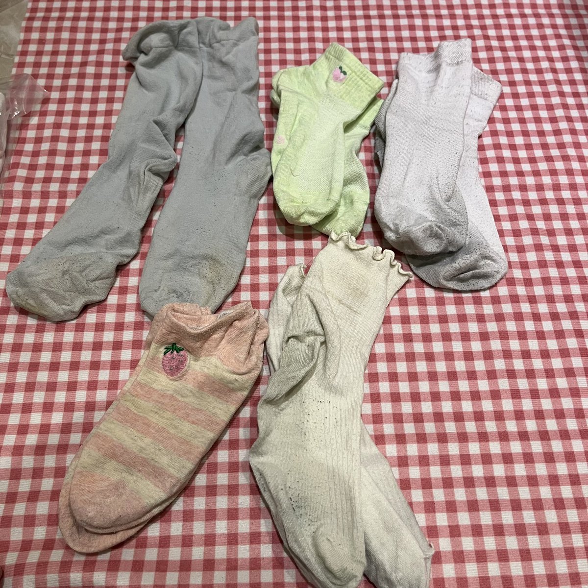 【寝室系列】不知道是上年纪还是怎么…开始慢慢喜欢浅彩色的小袜子了，全是年轻有活力的感觉🥹图二是在这次加的一个女孩的微信，朋友圈里的白袜，也被收入此次密封袋里，看似她不经意的随意一团白袜。又是不知道陪伴同好多少个夜晚了💦💦 https://t.co/goy4jVTDEq