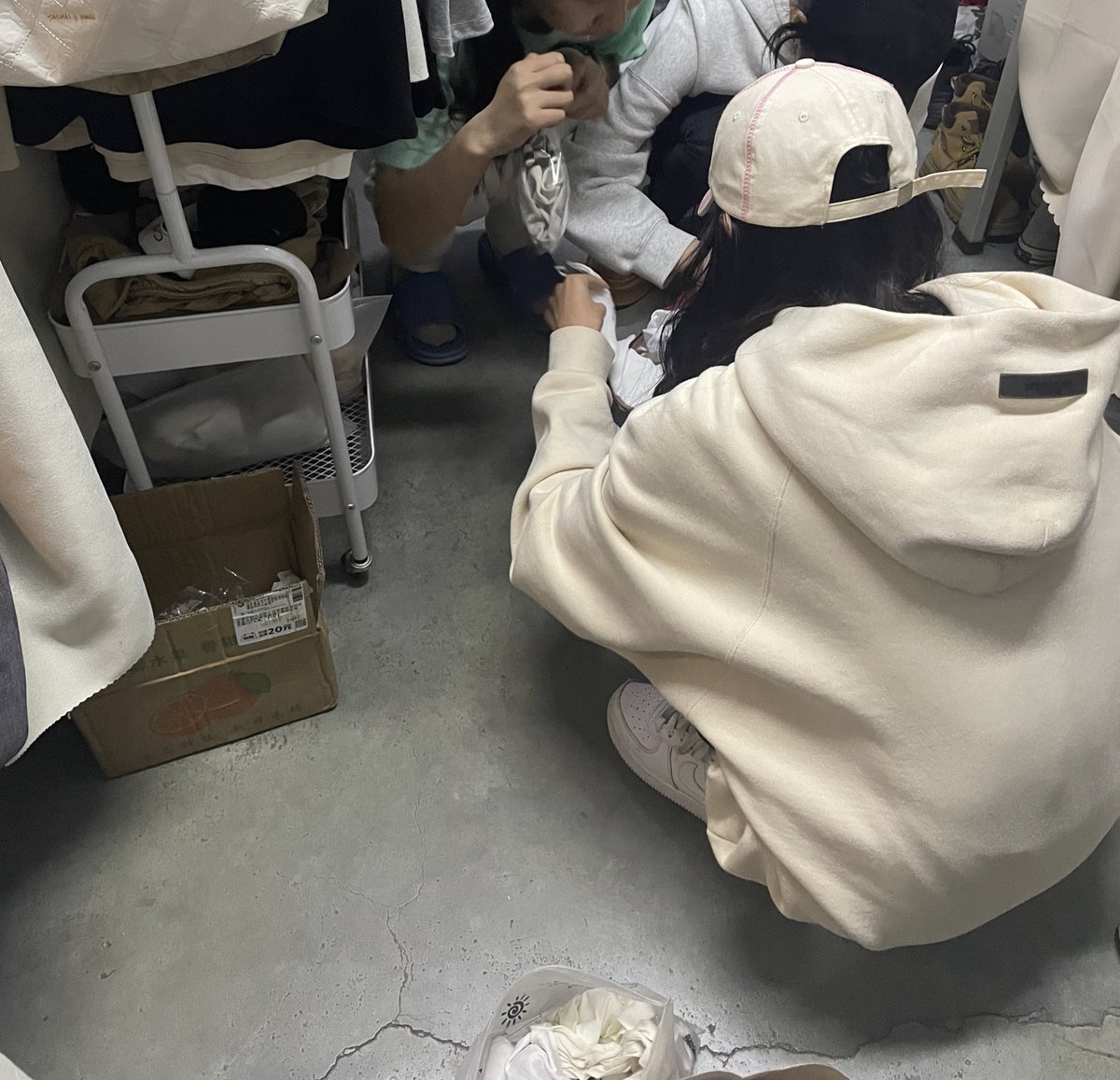 【寝室系列】不知道是上年纪还是怎么…开始慢慢喜欢浅彩色的小袜子了，全是年轻有活力的感觉🥹图二是在这次加的一个女孩的微信，朋友圈里的白袜，也被收入此次密封袋里，看似她不经意的随意一团白袜。又是不知道陪伴同好多少个夜晚了💦💦 https://t.co/goy4jVTDEq