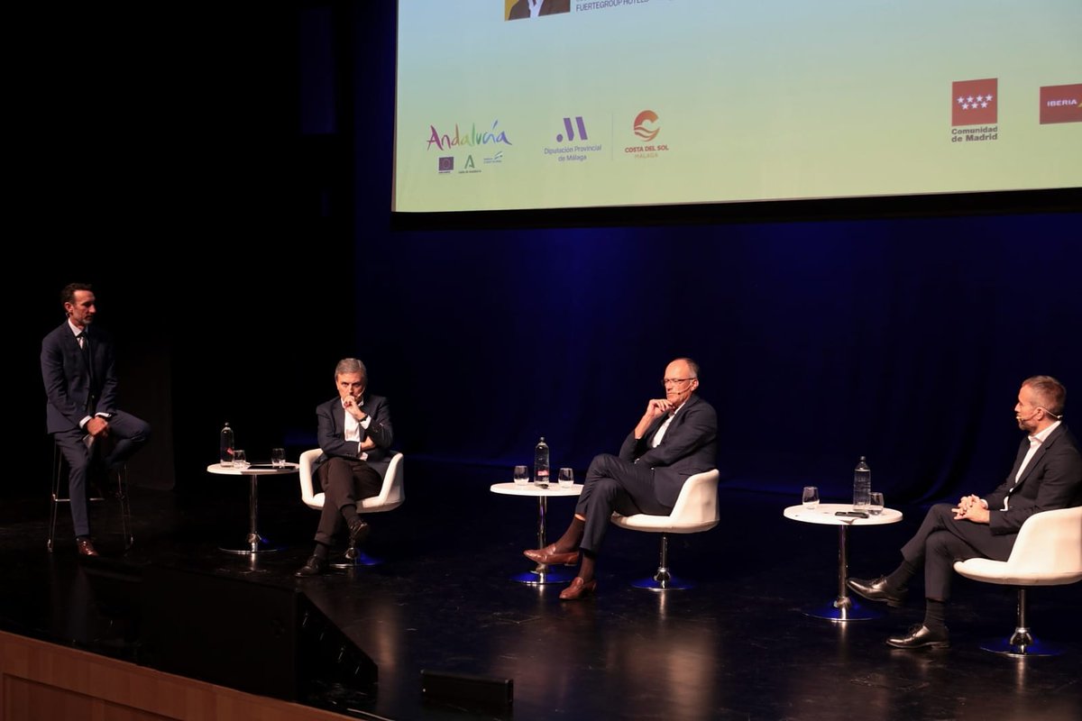 hosteltur's tweet photo. Mesa de presidentes con:
- José Luque, Presidente de @Aehcos- Director general y consejero de #FUERTEGROUPHOTELS
- Miguel Sanz, director general de #TOURSPAIN
- Pedro Saura, presidente de @paradores
#AgoraTurismoSostenible #TurismoSostenible https://t.co/uMQz9iCiH4