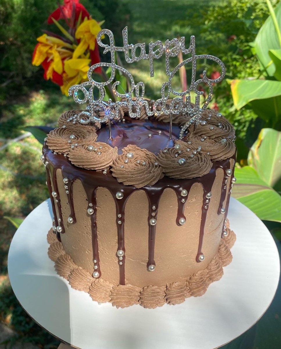 OwlB_Baking's tweet photo. Outside lighting and chocolate cake are my favorite okay. https://t.co/T67u6UmGgZ