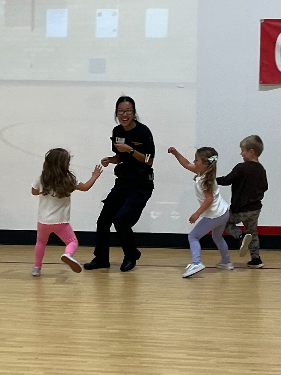 BGKYPolice's tweet photo. Thank you to Coach Heather Ross for inviting us to spend the afternoon in her @PotterGrayPride PE classes. Moments like these are some of the best things that we get to do and we appreciate the positive impact that teachers have on our young people. https://t.co/7OPz7qFkgc