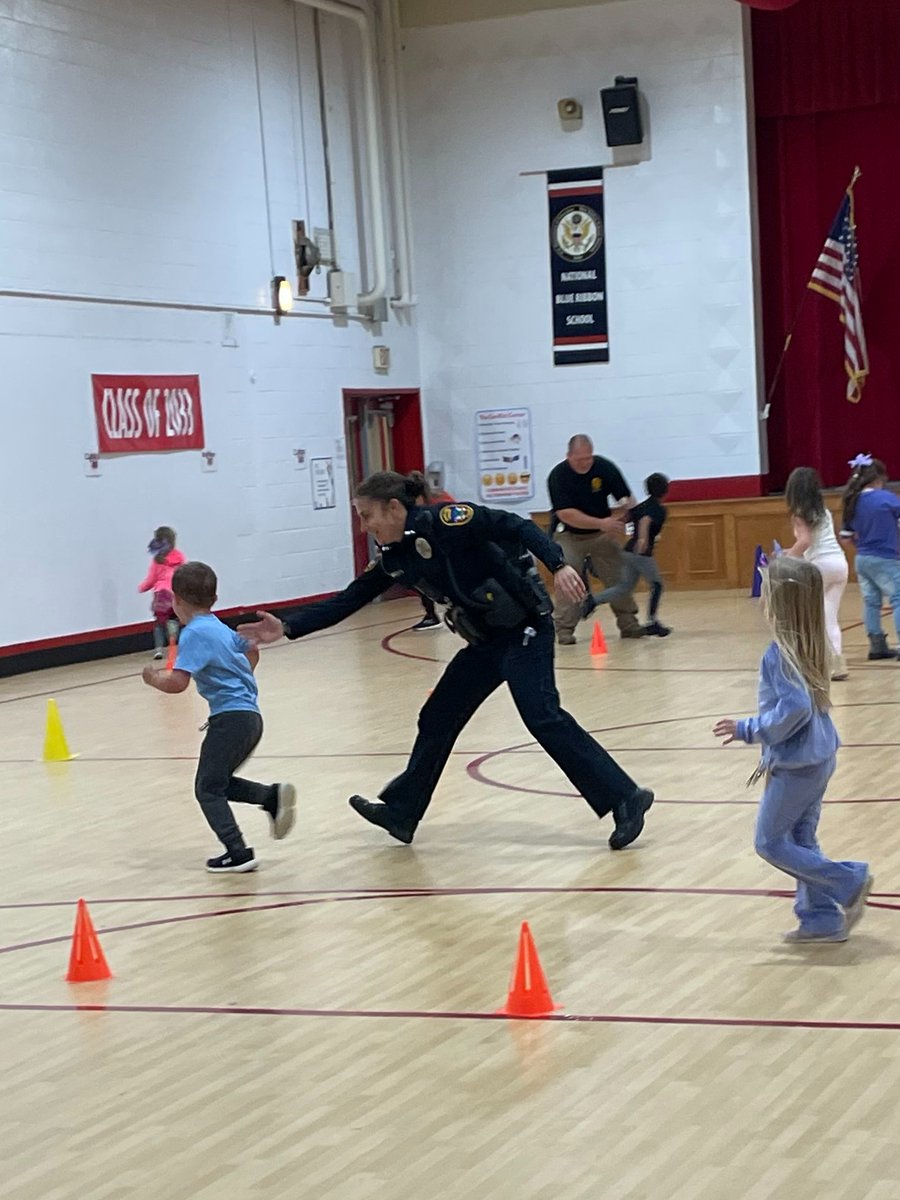 BGKYPolice's tweet photo. Thank you to Coach Heather Ross for inviting us to spend the afternoon in her @PotterGrayPride PE classes. Moments like these are some of the best things that we get to do and we appreciate the positive impact that teachers have on our young people. https://t.co/7OPz7qFkgc