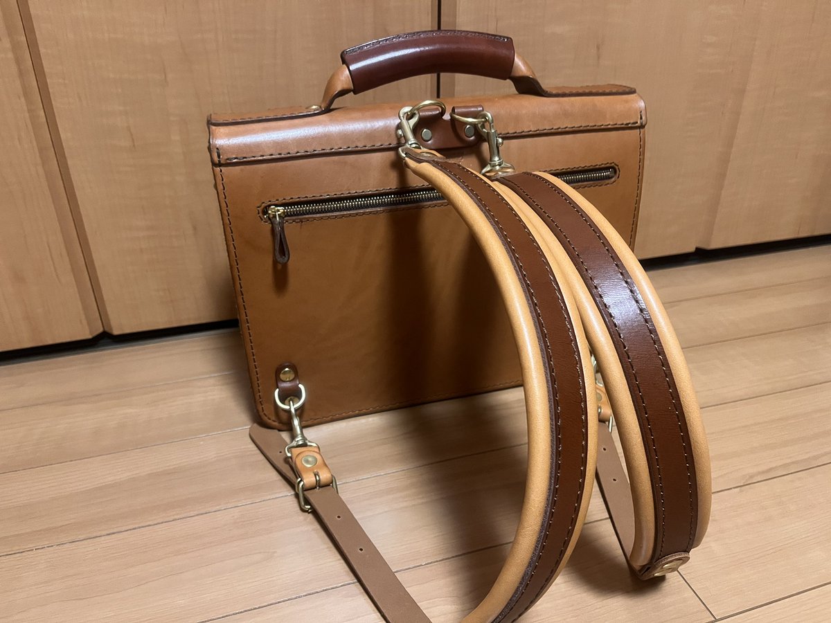 m0tchy's tweet photo. HERZのBC-16。限定色カフェモカとチョコのツートン。約2年でいい色になった！
ショルダーストラップ修理のついでに3wayに改造してもらった結果がこれ。
カフェモカはもう無いのでキャメル×チョコのツートン。写真だと色に違和感あるけど実物の違和感はほぼゼロ。

#myherz
#マイヘルツ
#bc16 https://t.co/M6m3pdcX5K