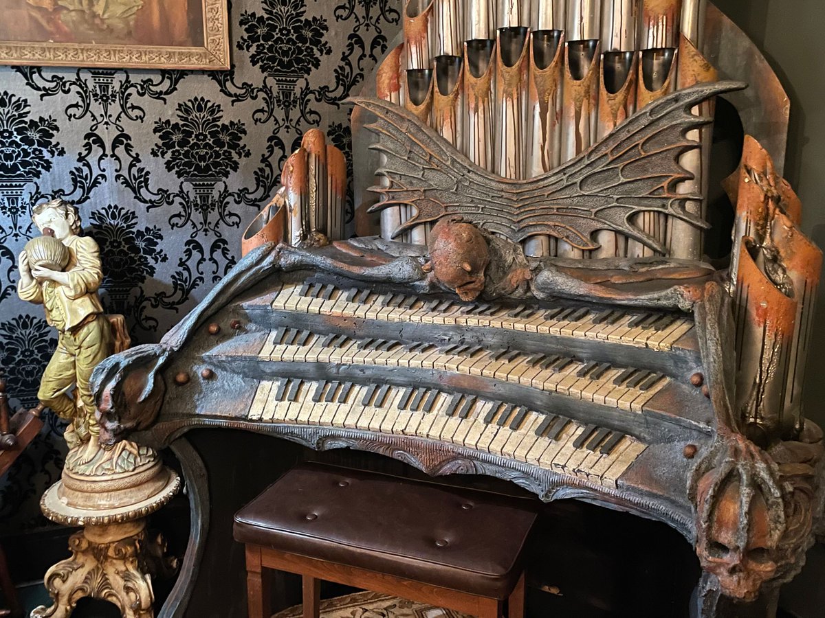 A community pumpkin carving event, Zoo Boo at the Lincoln Park Zoo and a Dead and Breakfast featuring spooky-themed rooms and drinks are all on tap along the lakeshore this Halloween. fox11online.com/good-day-wi/ma…