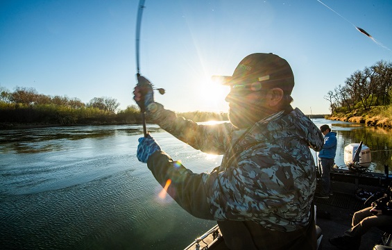 OkumaFishingUSA's tweet image. Denis Isbister of @wildfishwildplaces is loaded up for a long cast chasing smallmouth bass.  What is your go-to Fall baits for chasing hungry Smallmouth?

#OkumaFishingUSA
#InspiredFishing