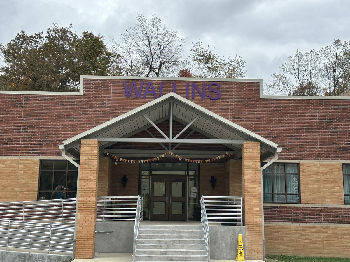 brobwx's tweet photo. Greetings from home! Well, the home county at least. Haha! The #WeatherClass took me to Wallins Elementary School today to talk to the first graders! @cameronwymt will have the class picture tonight at 6 on @WYMT! https://t.co/oBOCOTV8a3