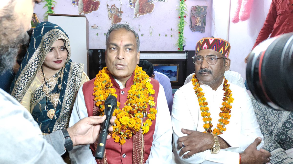 bskrp4bharat's tweet photo. Seema Sachin Meena के नए घर के उद्घाटन में BSKP पार्टी के राष्ट्रीय अध्यक्ष - ठाकुर जोगिंद्र सिंह भदौरिया जी और राष्ट्रीय महासचिव AP Singh ji सामिल हुए।
.
.
.
.
.
.
.
#bskp
#bskp4bharat
#seemahaider
#seemasachin
#seemasachinhaider
#seemasachinmeena https://t.co/Xq7bGOlcSP