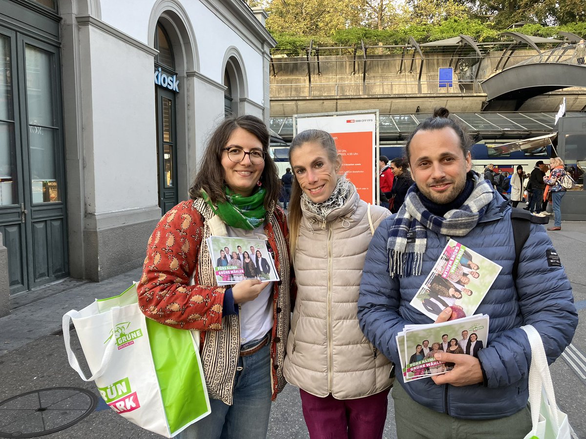 Meret Schneider (@schneimere) on Twitter photo Uuund auch den und die Letzte holen wir noch an den Briefkasten - Danke für den Einsatz! 🙏❤️ <a href="/SimonMeyerZH/">Simon Meyer</a> <a href="/annabschmaltz/">Anna-Béatrice Schmaltz (sie)</a> <a href="/GrueneZuerich/">GRÜNE Zürich</a> <a href="/_ThomasForrer/">Thomas Forrer</a> Uuund auch den und die Letzte holen wir noch an den Briefkasten - Danke für den Einsatz! 🙏❤️ <a href="/SimonMeyerZH/">Simon Meyer</a> <a href="/annabschmaltz/">Anna-Béatrice Schmaltz (sie)</a> <a href="/GrueneZuerich/">GRÜNE Zürich</a> <a href="/_ThomasForrer/">Thomas Forrer</a>
