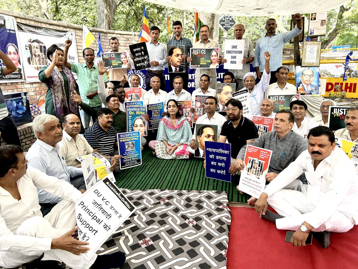 DrRituSingh_'s tweet photo. Day 51- जातीवादी प्रिंसिपल Savita Roy (Daulat Ram College) के ख़िलाफ़ अनिश्चित कालीन धरना | https://t.co/xM2le49ICs
