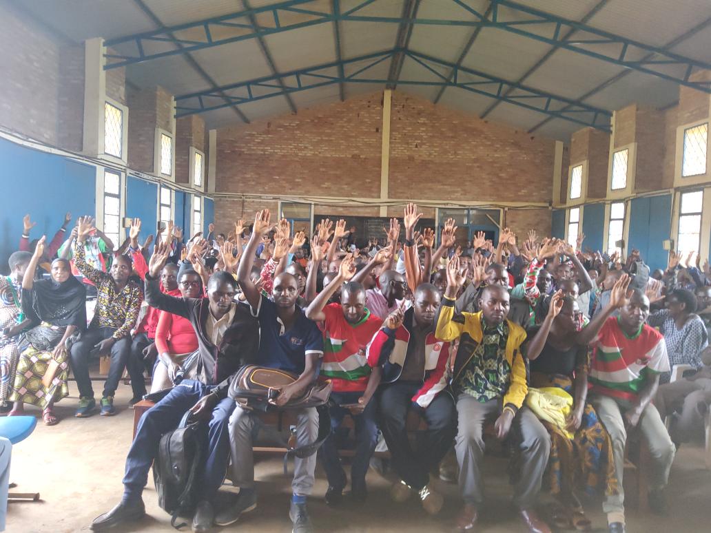 ZGitaramuka's tweet photo. #Burundi Scom d @CnddFdd commune karusi réunit les fonctionnaires bagumyabanga des zones Gitaramuka, Nyaruhinda,Ntunda,Cirambo Kibumbwe. Il les a sensibilisé à  former zone par zone des coopératives élevant les lapins , à protéger l'essentiel,à consolider la paix et la sécurité. https://t.co/SANm49vxAT