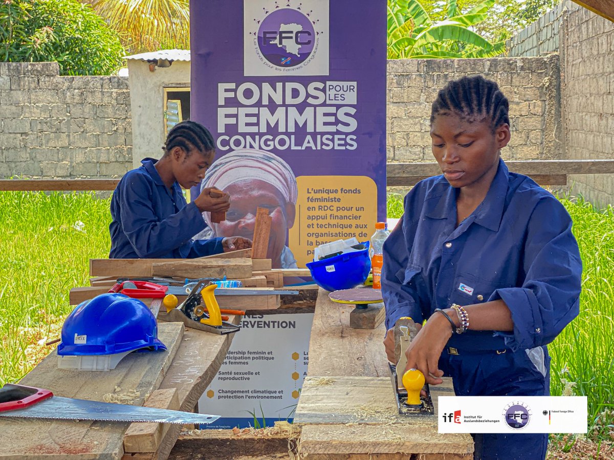 ffcrdc's tweet photo. Pour réduire le taux de recrutement des jeunes dans les groupes armés,le #FFC a érigé un centre de formation professionnel dans la ville de #Kalemie province de Tanganyika.
Jeunes filles et garçons apprennent le métier de menuiserie et d'ajustage.
#stopconflict 🤝
#Empowerment https://t.co/KagSHyDDFg