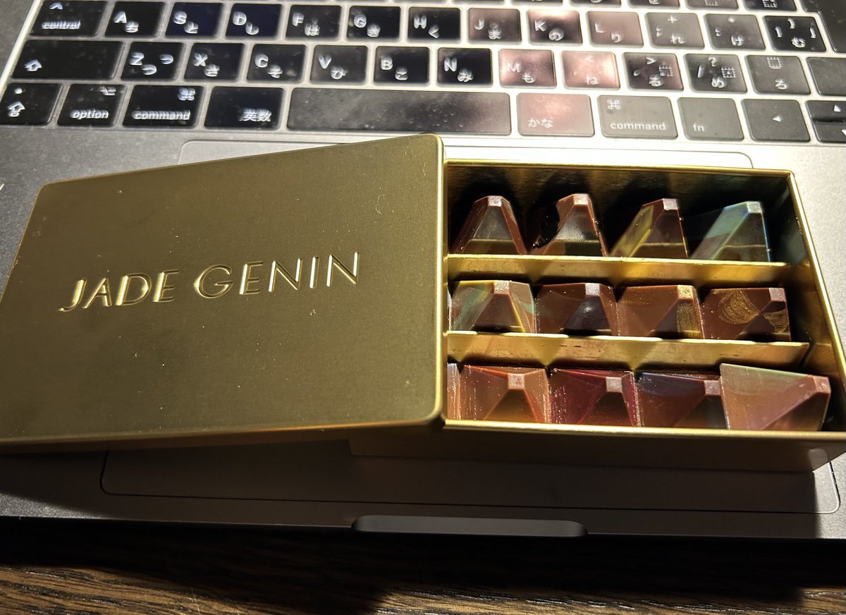 フランス帰りの友人に頂いたチョコ。
このピラミッド型のチョコは一個一個味が違う。
ケースもオシャレ。
甘さに加えて品の良い酸味が口の中に残る。
チョコにはほのかな酸味が必要だったのかと気がついた65歳の10月17日。