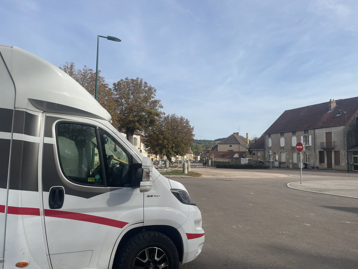 ScudandthesTig's tweet photo. Day 72 of Summer 2023 in France ➡️ @rugbyworldcup trip.
350km, 6.5hr drive north from the Ardèche to just west of Dijon.
Sleepy village, but the Bar Tabac is open.
Weather holding so far. Sunny and 22°C
😎🇫🇷🍷🏉
#vanlife #motorhomelife #solovanlife #rugbyworldcup2023 #vitteaux https://t.co/5JOZXIqsZg