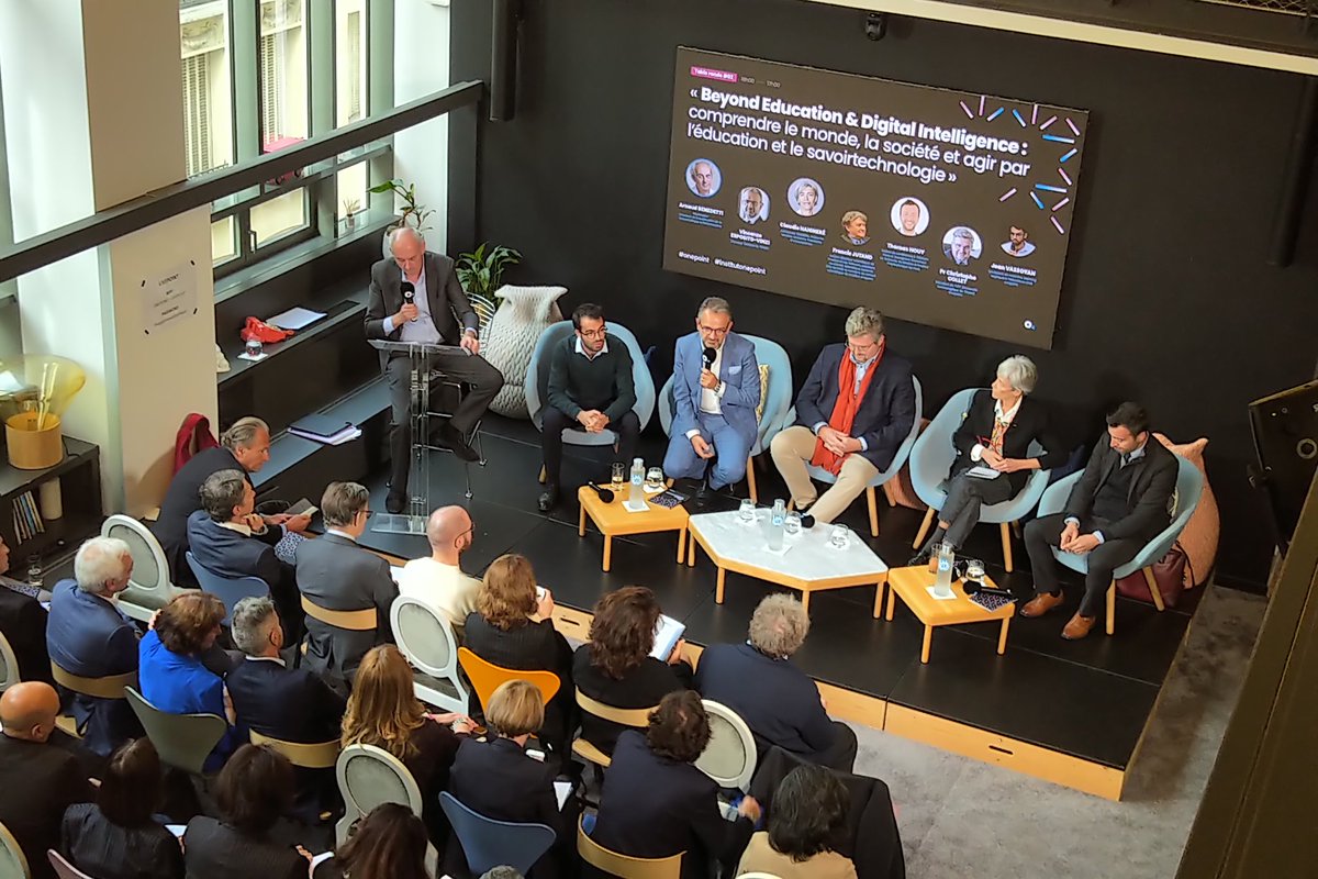 couteaukriss's tweet photo. La journée #institutonepoint @onepoint avec des tables rondes sur les défis de la société, l'education et le savoir avec l'intervention de notre Président @UTTroyes Christophe Collet!
Merci @MurielTouaty pour cette très belle organisation! https://t.co/pfEEqh0AK0