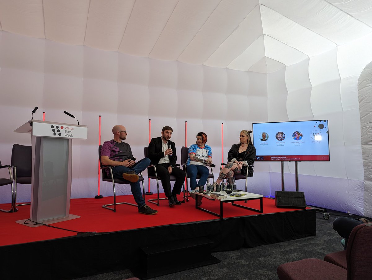 The_DarkGhost's tweet image. Great talk from @JohnJackson750, @Emzii192, @chlooeeeexo and @HaiaOfficial about Esports in Wales!

#WalesTechWeek