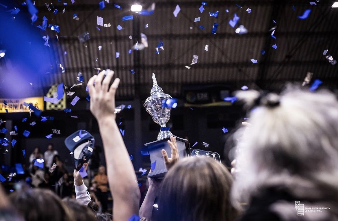 Se fue la LFB 2023, y la cerramos con la alegría de 𝟑𝟔 𝐩𝐚𝐫𝐭𝐢𝐝𝐨𝐬 𝐲 𝟐𝟓 𝐩𝐫𝐨𝐠𝐫𝐚𝐦𝐚𝐬, en más de 𝟏𝟎𝟎 𝐡𝐨𝐫𝐚𝐬 𝐚𝐥 𝐚𝐢𝐫𝐞 dedicadas exclusivamente al básquetbol femenino.

El crecimiento depende de todos, hasta la vuelta, ¡salú!

PD: Y el año no terminó… 😏