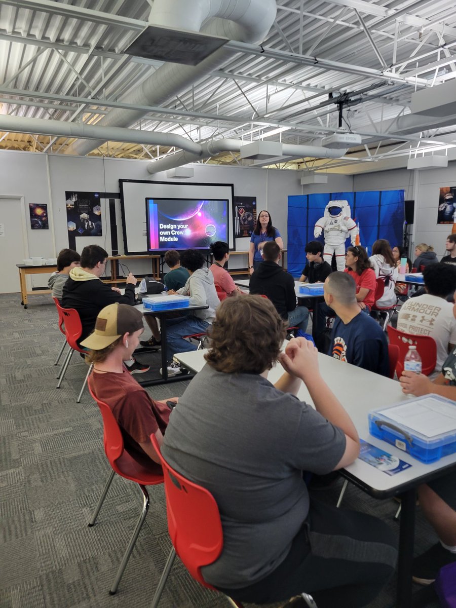 UHSTitanENGR's tweet photo. UHS Engineering students learning about the Artemis mission
@ExploreSpaceKSC @UHSChenoweth @UHSTitans411 @VCSCTE https://t.co/L5Dq2Kfx0T