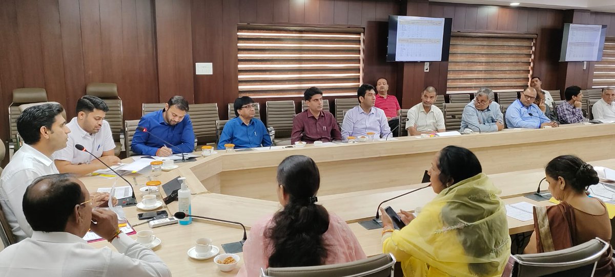 diprogurugram1's tweet image. #DPlan #ReviewMeeting 
✅ जिला में डी प्लान के तहत करवाए जा रहे विकास कार्यों की डीसी ने की समीक्षा

✅ डीसी श्री निशांत कुमार यादव ने बैठक में दिए निर्देश, डी प्लान से जुड़े विकास कार्यों में देरी के लिए जवाबदेह अधिकारियों के खिलाफ होगी अनुशासनात्मक कार्रवाई

✅ डीसी ने दिए