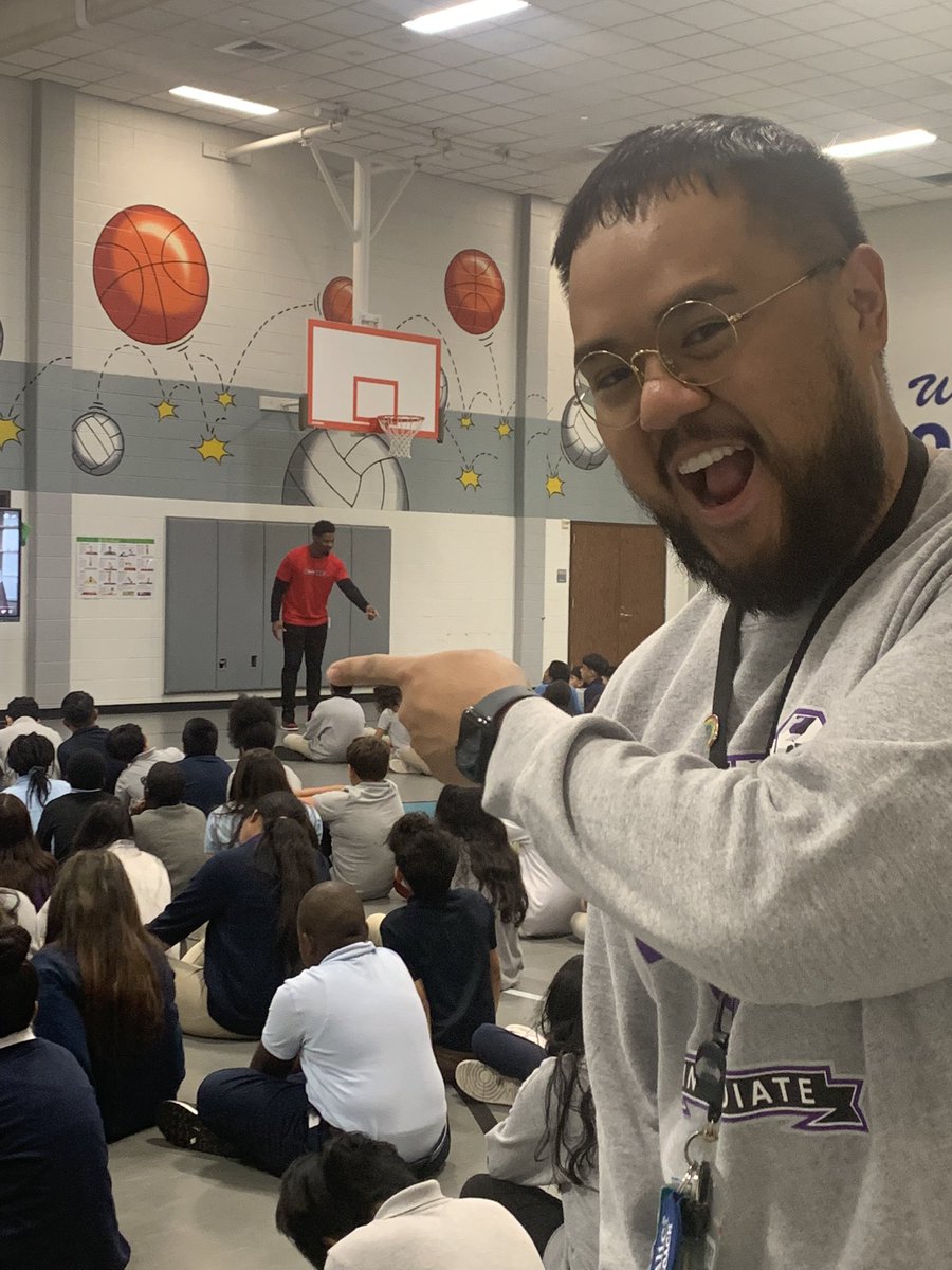 One Alief Alumni <a href="/MisterHaoTran/">Hao Tran</a> enjoying another <a href="/AliefISD/">Alief ISD</a> <a href="/FendiSpeaks/">Fendi O</a> , #AliefProud <a href="/OwensInt/">Owens Intermediate</a>