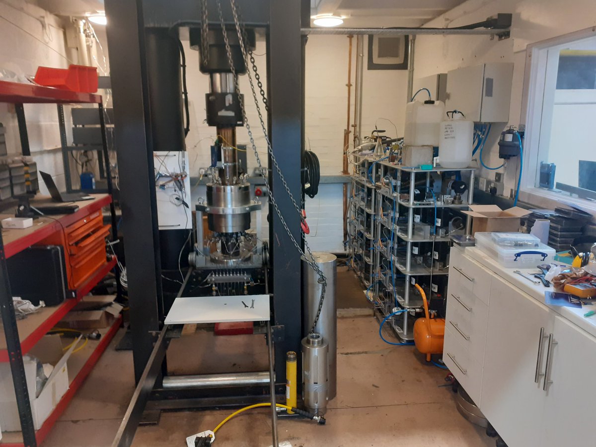 Geotribologist's tweet photo. Day 1/2 being trained for taking over of the GREAT cell rig to me. This becomes my new toy from Nobember. Nervous, yes. But I do still get to break some rocks. We run the experiment tomorrow #postdoclife #AcademicTwitter https://t.co/BUCB1wosHn