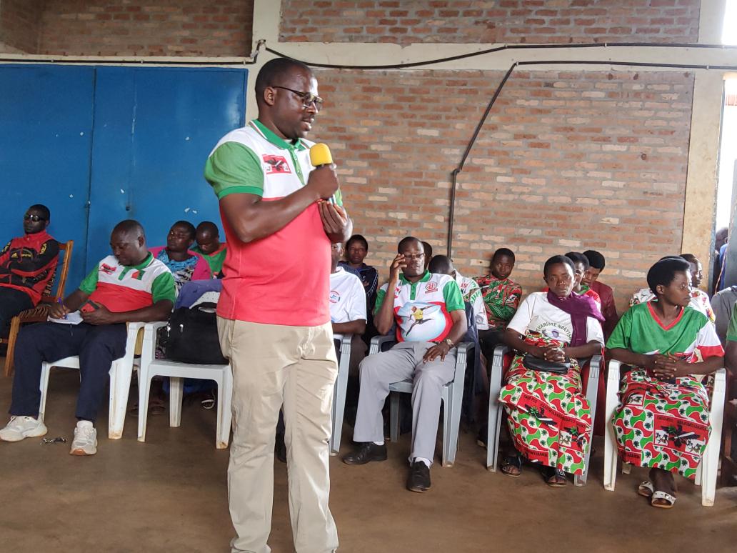 ZGitaramuka's tweet photo. #Burundi Scom d @CnddFdd commune karusi réunit les bagumyabanga fonctionnaires  ressortissants des zones #Gitaramuka,Ntunda,Nyaruhinda,kibumbwe, cirambo. Il les a sensibilisé à  former les coopérative pr élever les lapins , consolider la paix , la sécurité et protéger l'essentiel https://t.co/OGi2IrCsN2