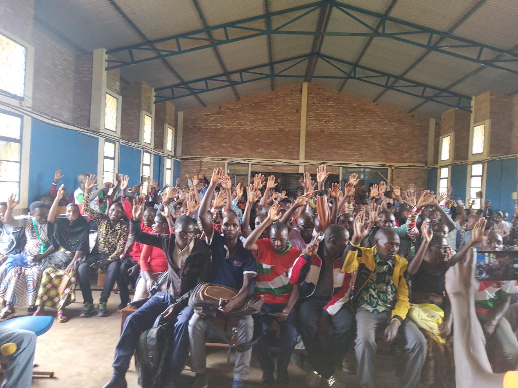 ZGitaramuka's tweet photo. #Burundi Scom d @CnddFdd commune karusi réunit les bagumyabanga fonctionnaires  ressortissants des zones #Gitaramuka,Ntunda,Nyaruhinda,kibumbwe, cirambo. Il les a sensibilisé à  former les coopérative pr élever les lapins , consolider la paix , la sécurité et protéger l'essentiel https://t.co/OGi2IrCsN2