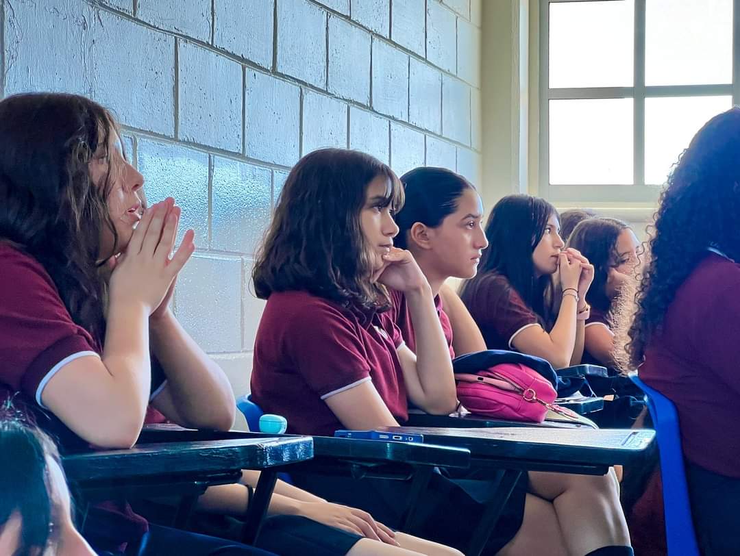 ISJUmx's tweet photo. El día de ayer se llevó a cabo #LaReglaEsAyudar, un proyecto impulsado por nuestras Embajadoras 2030 Dulce Calderon y Angela Castañeda, que busca atender el problema de la desinformación sobre la menstruación en niñas y adolescentes por medio de conferencias 🙋🏻‍♀️🙋🏽‍♀️ https://t.co/pZl8QpsSx0