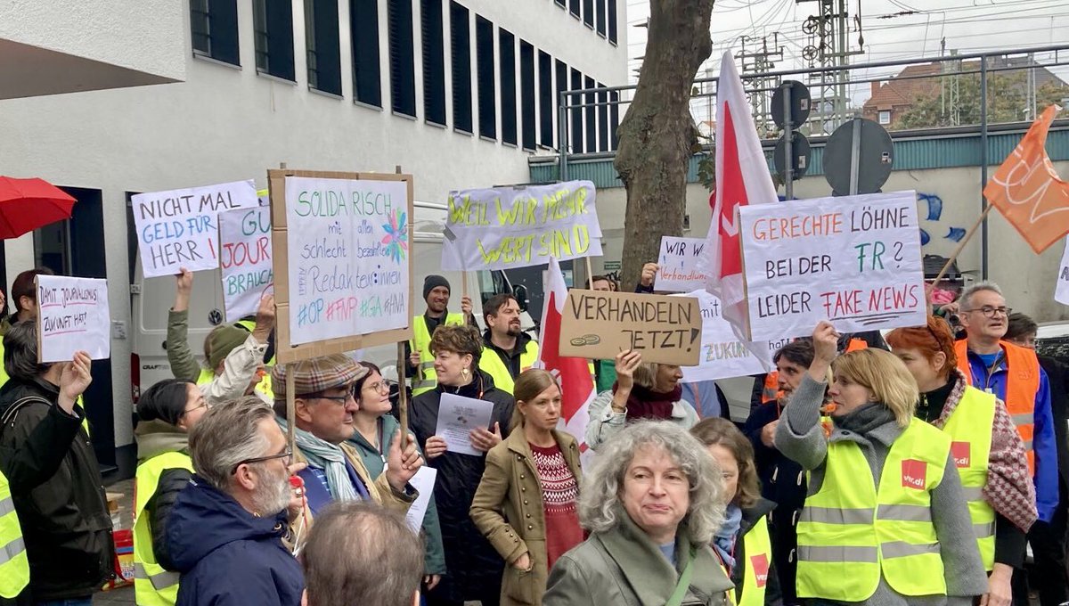 Wir haben bei der @fr heute dagegen protestiert, dass die Geschäftsführung Verhandlungen über faire Gehälter und einen Tarifvertrag verweigert. Guter #Journalismus braucht faire Bezahlung. @verdihessen @djvhessende #ippen Hintergründe: frankfurt-am-main.verdi.de/themen/nachric…