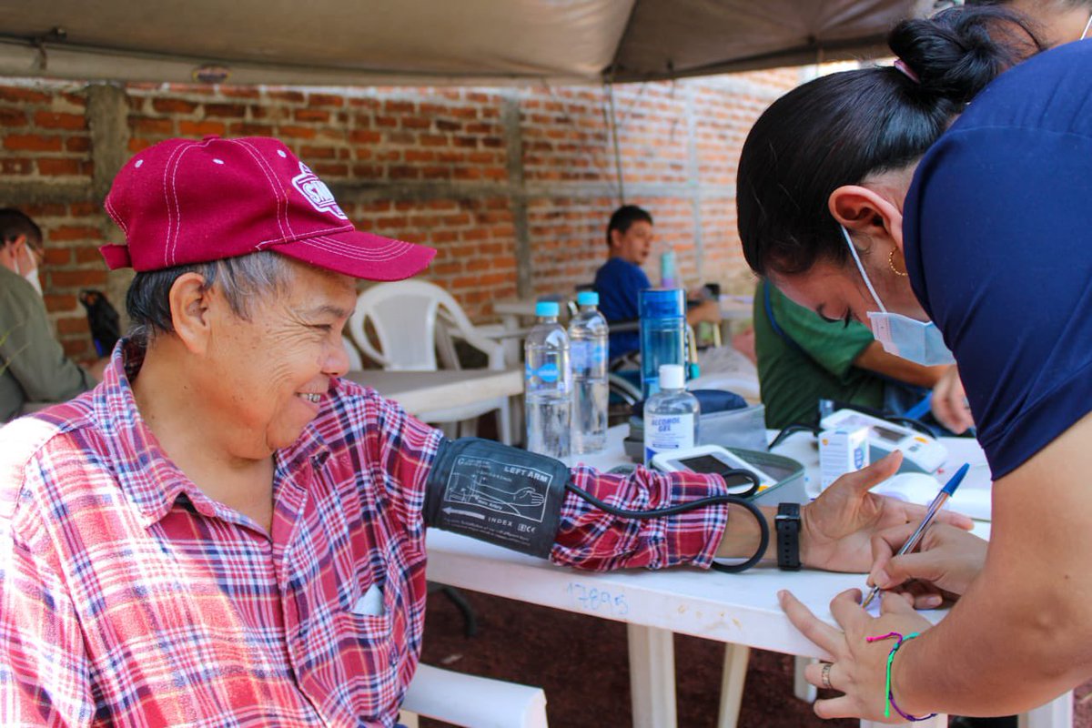 ComunitariosES's tweet photo. El día sábado 14 de octubre, llevamos ayuda y esperanza a cientos de santanecos.
Atención médica, medicamentos, sillas de ruedas y sonrisas para los más pequeños. 🧑⚕️💊👩🦼👧
#JornadasMédicas
#FilialSantaAna
#ComunitariosES https://t.co/PaZk3NRMa4